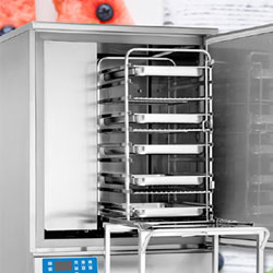 Able to take 16 x 1/1GN or 600 x 400 trays gives the PBF 161 great flexibility as well as having a 36(55)kg chilling and 24(36)kg freezing capacity.
